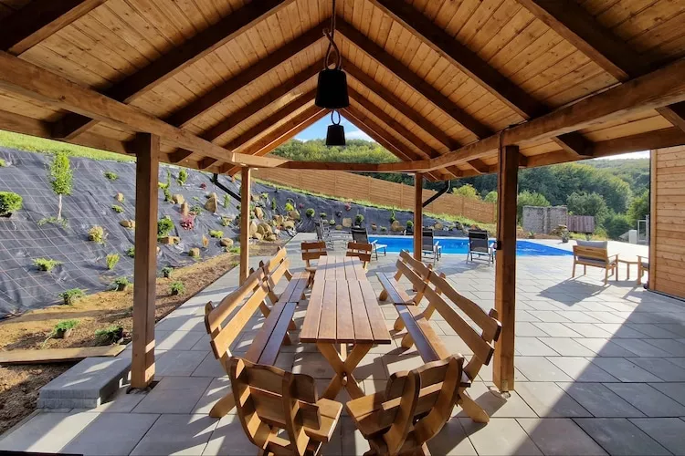 Komfortowy dom wakacyjny z basenem dla 8 osób-Gardens summer