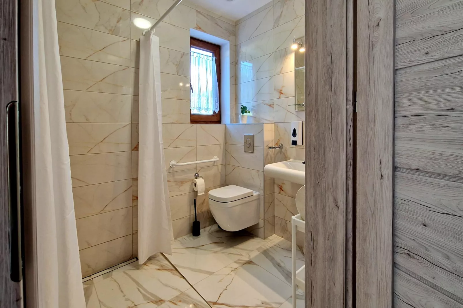 Komfortowy dom wakacyjny z basenem dla 10 osób-Bathroom