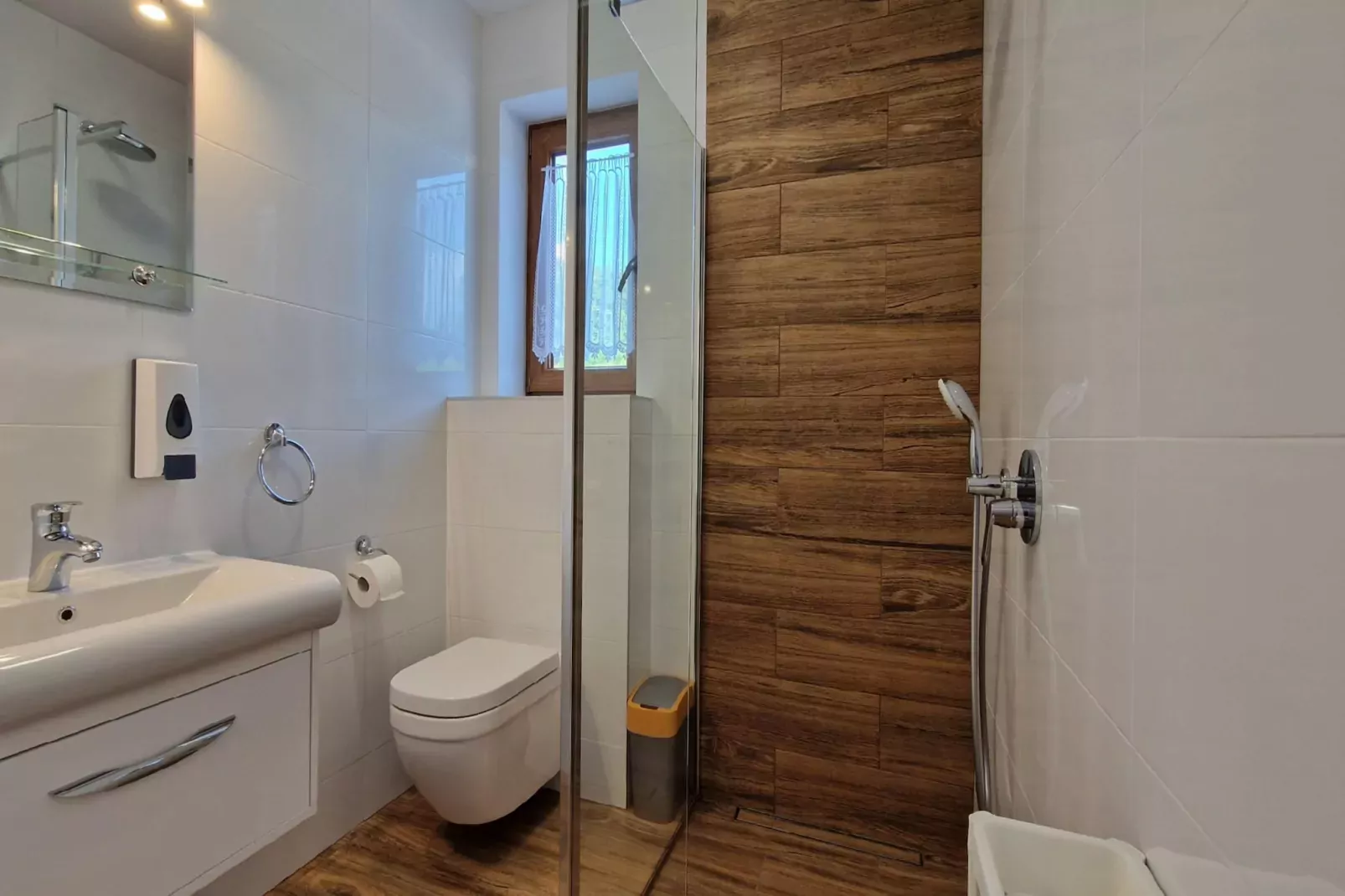 Komfortowy dom wakacyjny z basenem dla 10 osób-Bathroom