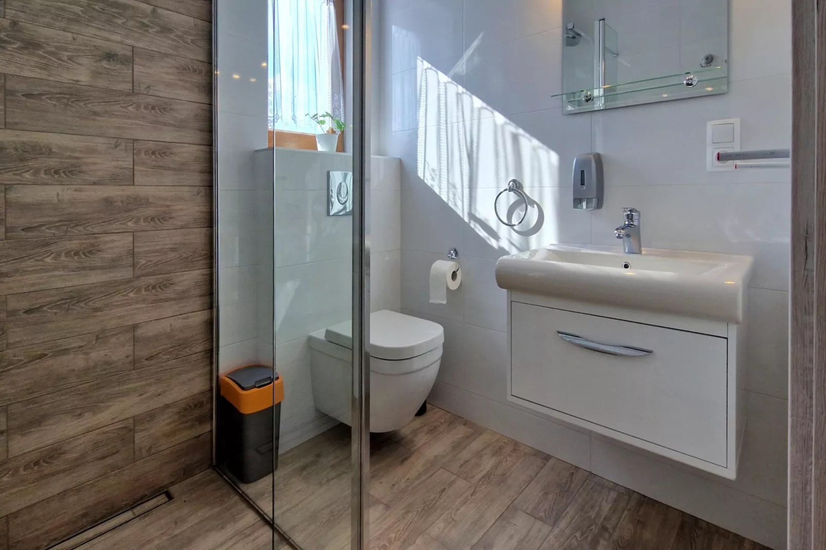 Komfortowy dom wakacyjny z basenem dla 10 osób-Bathroom