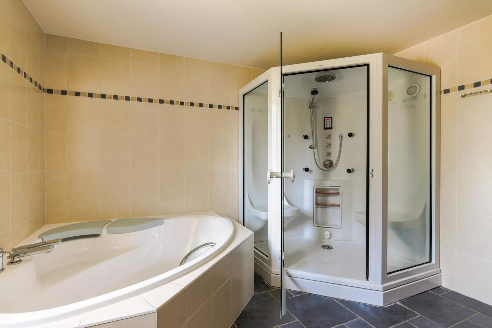 Appartement voor vier Domain Château Dieupart-Badezimmer