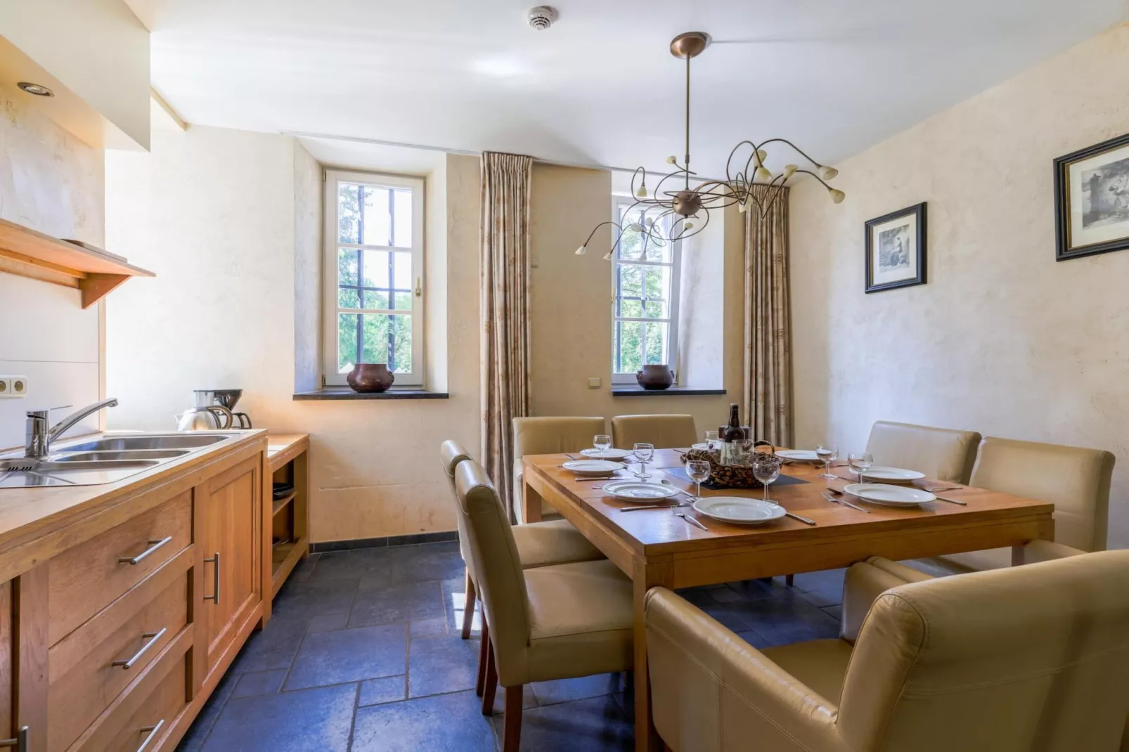 Appartement voor zes Domain Château Dieupart-Dining room