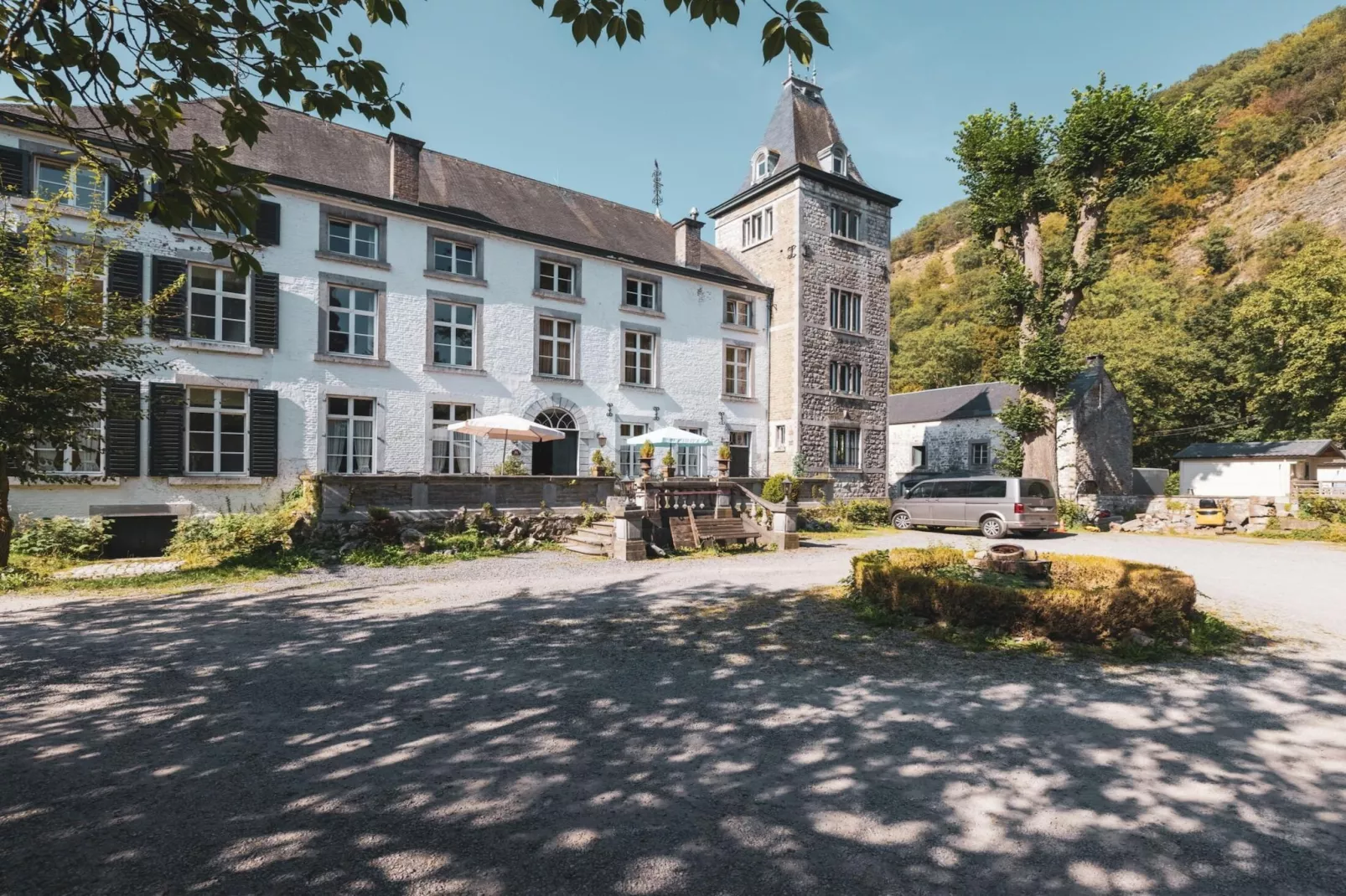 Appartement voor zes Domain Château Dieupart-Exterior summer
