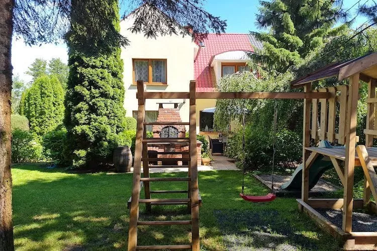Komfortowy dom wakacyjny z prywatnym basenem dla 8 osób w Trzesaczu-Gardens summer