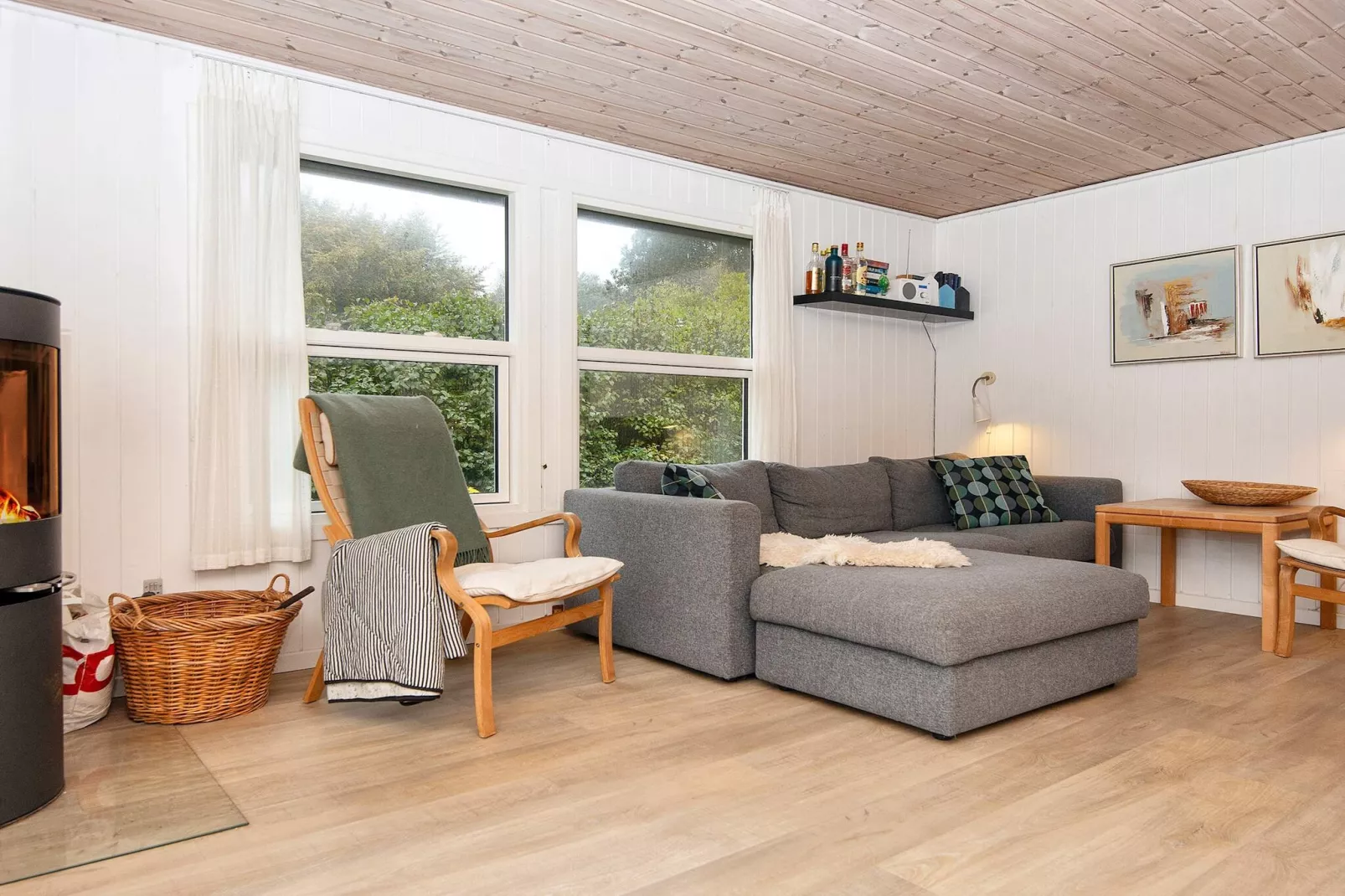 Sunny Hillside Cottage-By Traum-Indoor