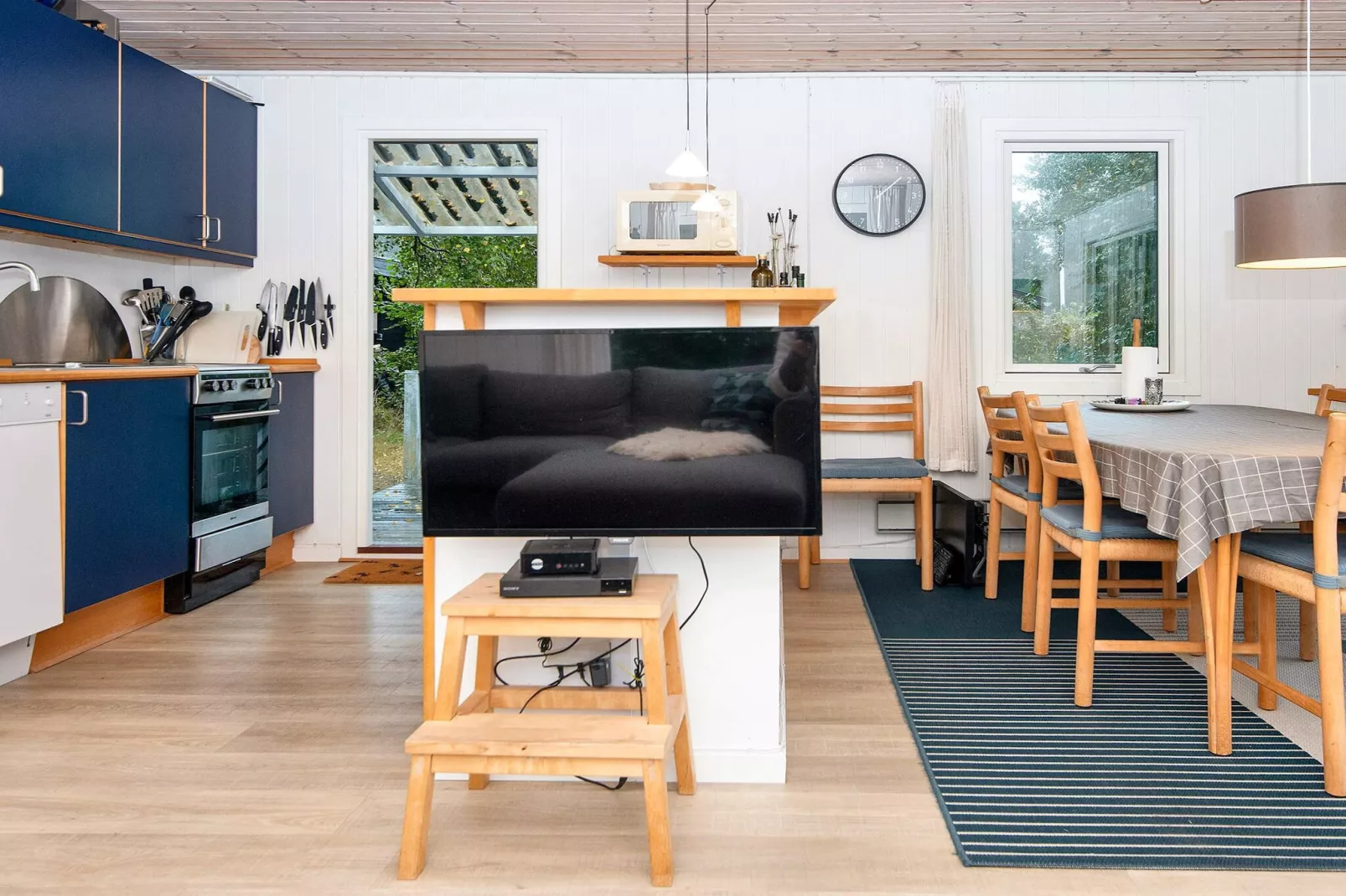 Sunny Hillside Cottage-By Traum-Indoor
