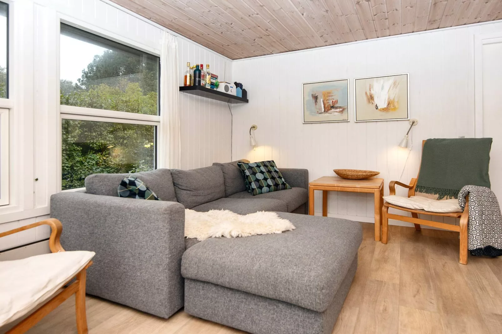 Sunny Hillside Cottage-By Traum-Indoor