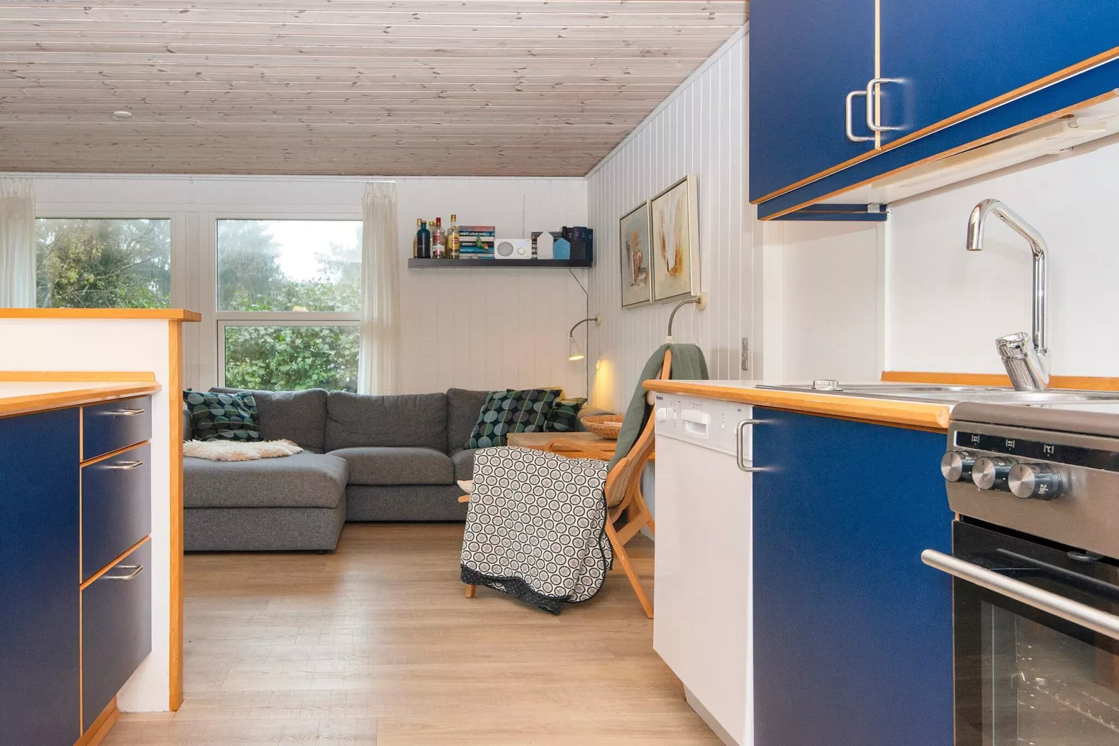 Sunny Hillside Cottage-By Traum-Indoor