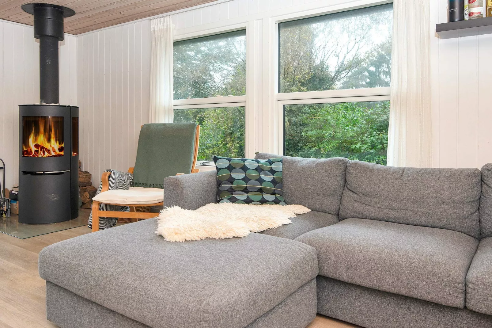 Sunny Hillside Cottage-By Traum-Indoor