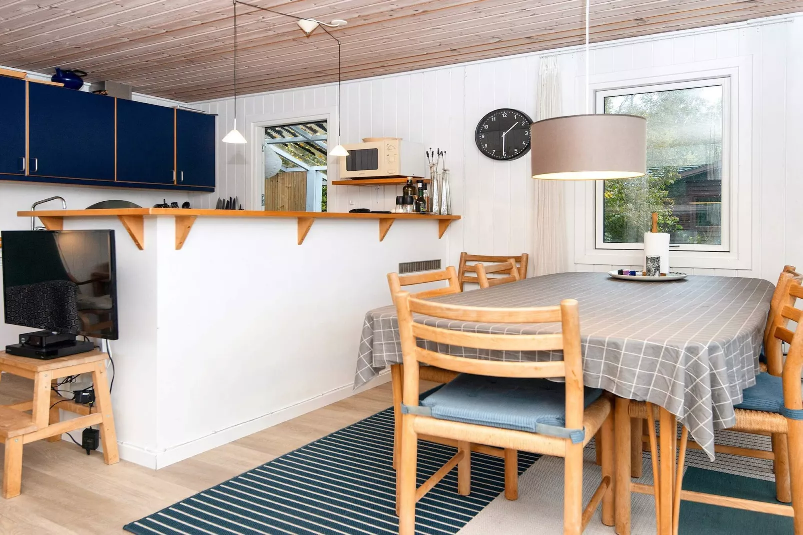Sunny Hillside Cottage-By Traum-Indoor