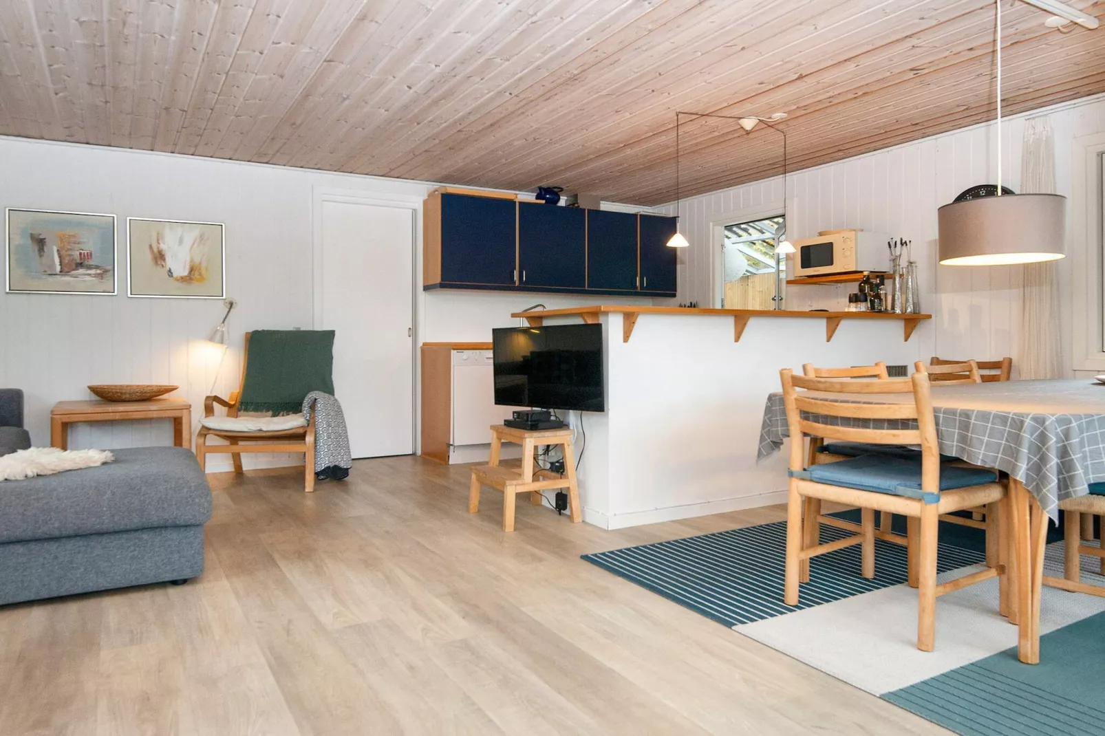 Sunny Hillside Cottage-By Traum-Indoor