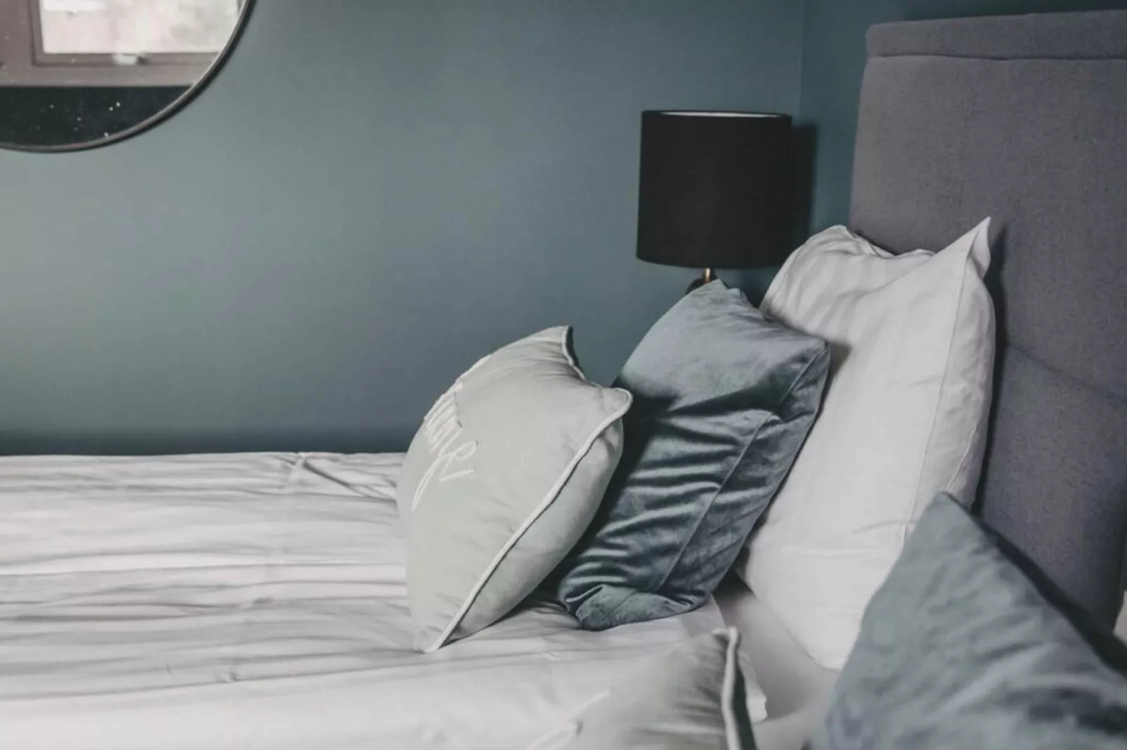 Room in a hotel with free breakfast-Indoor