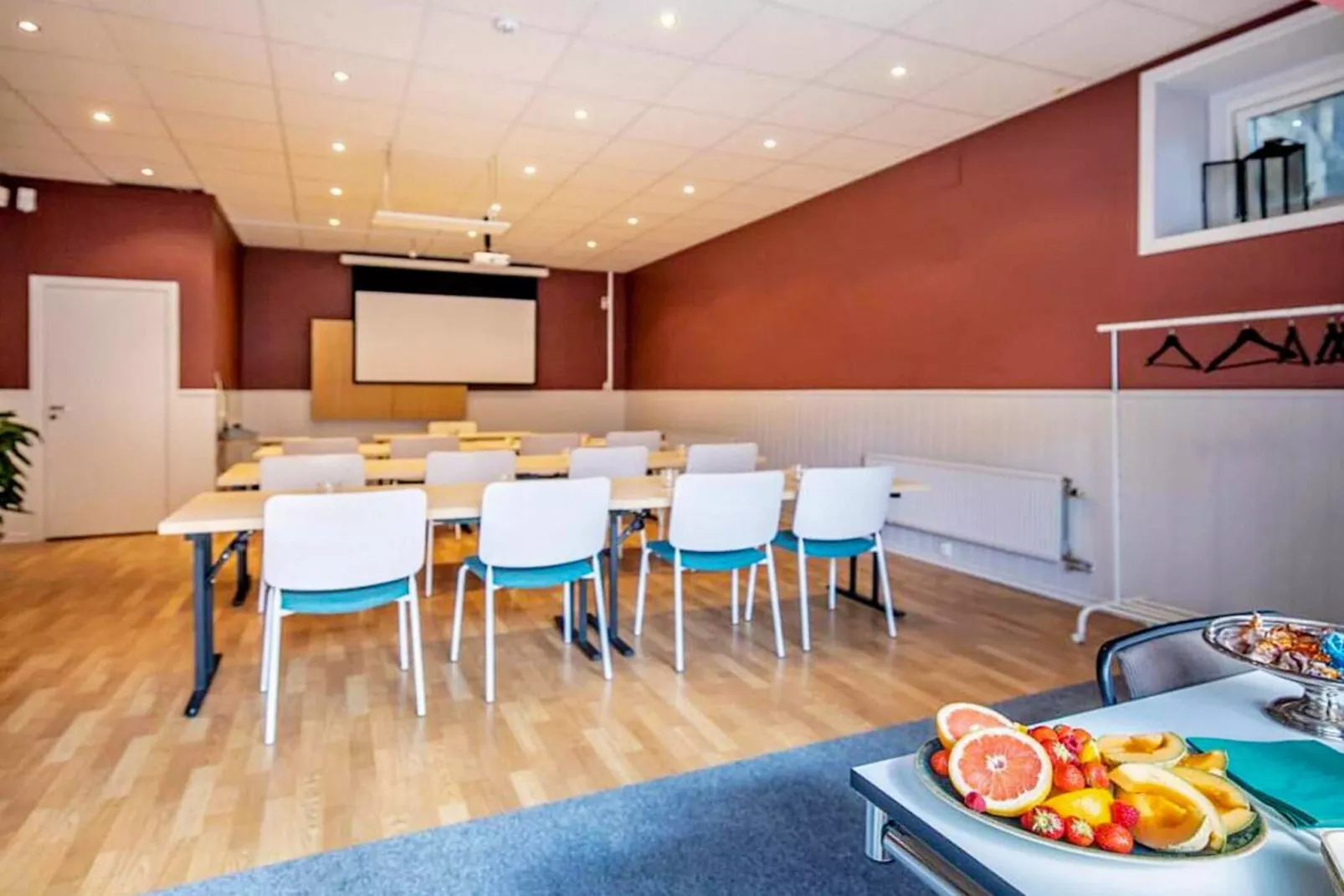 Nice 4-star hotel room with free breakfast-Indoor