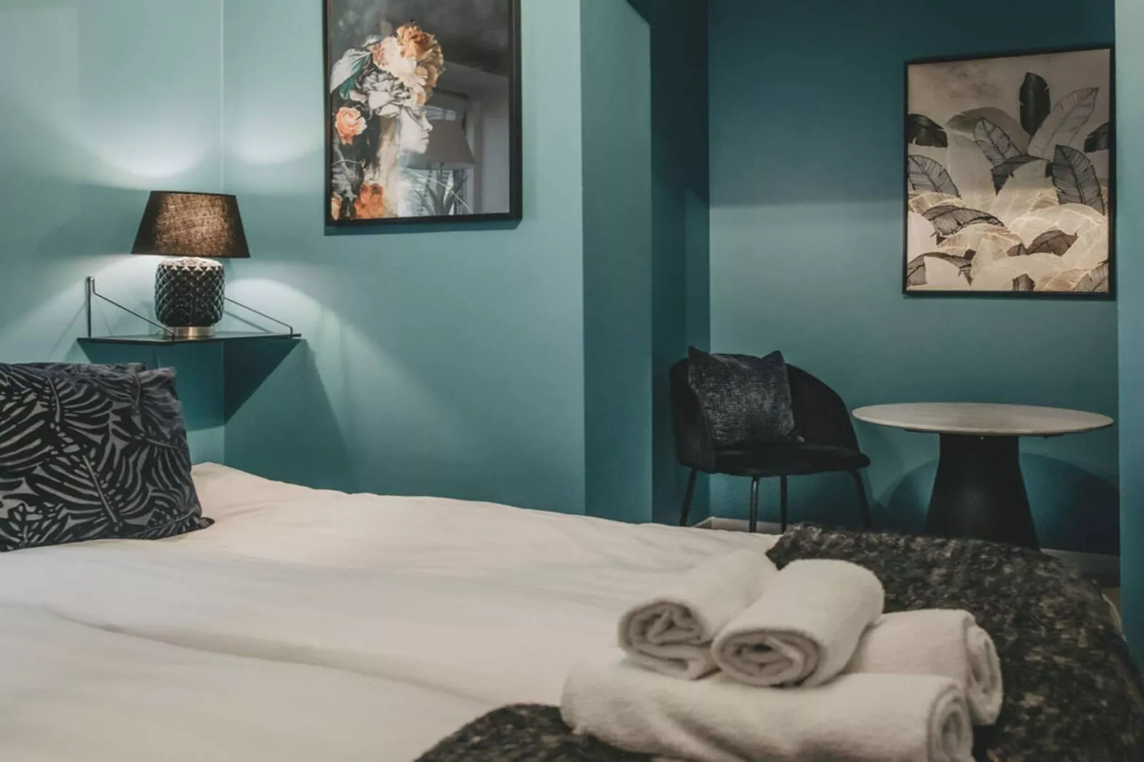 Nice 4-star hotel room with free breakfast-Indoor