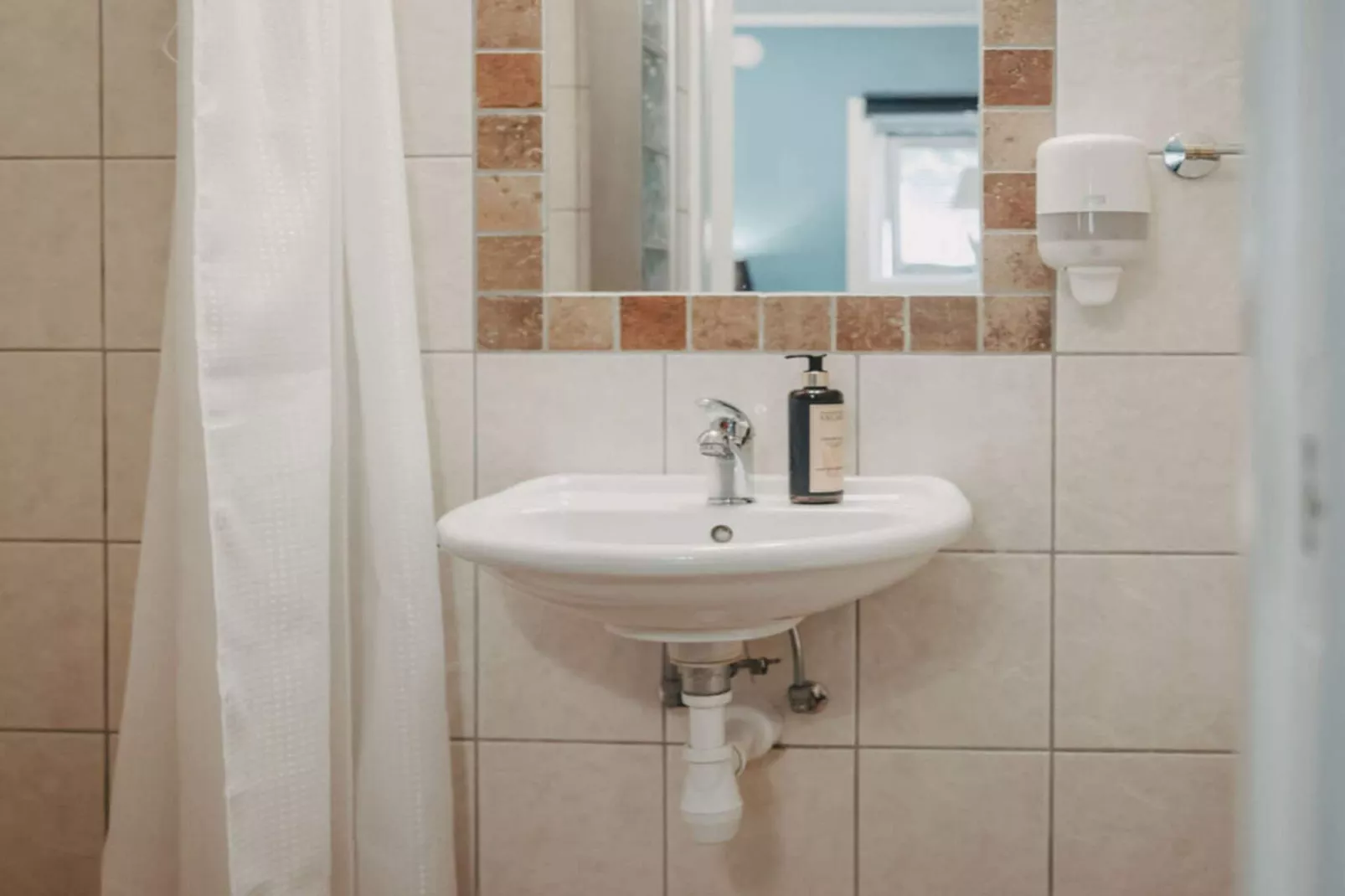 Nice 4-star hotel room with free breakfast-Indoor