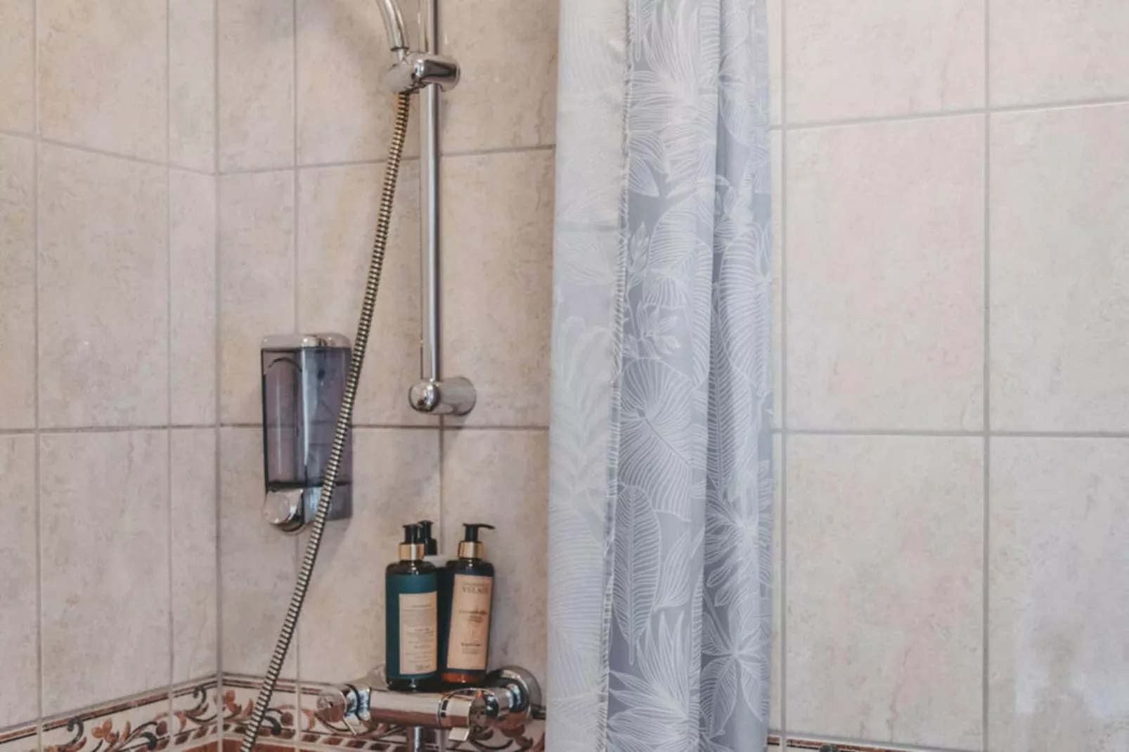 Cosy 4 star room with free breakfast-Indoor