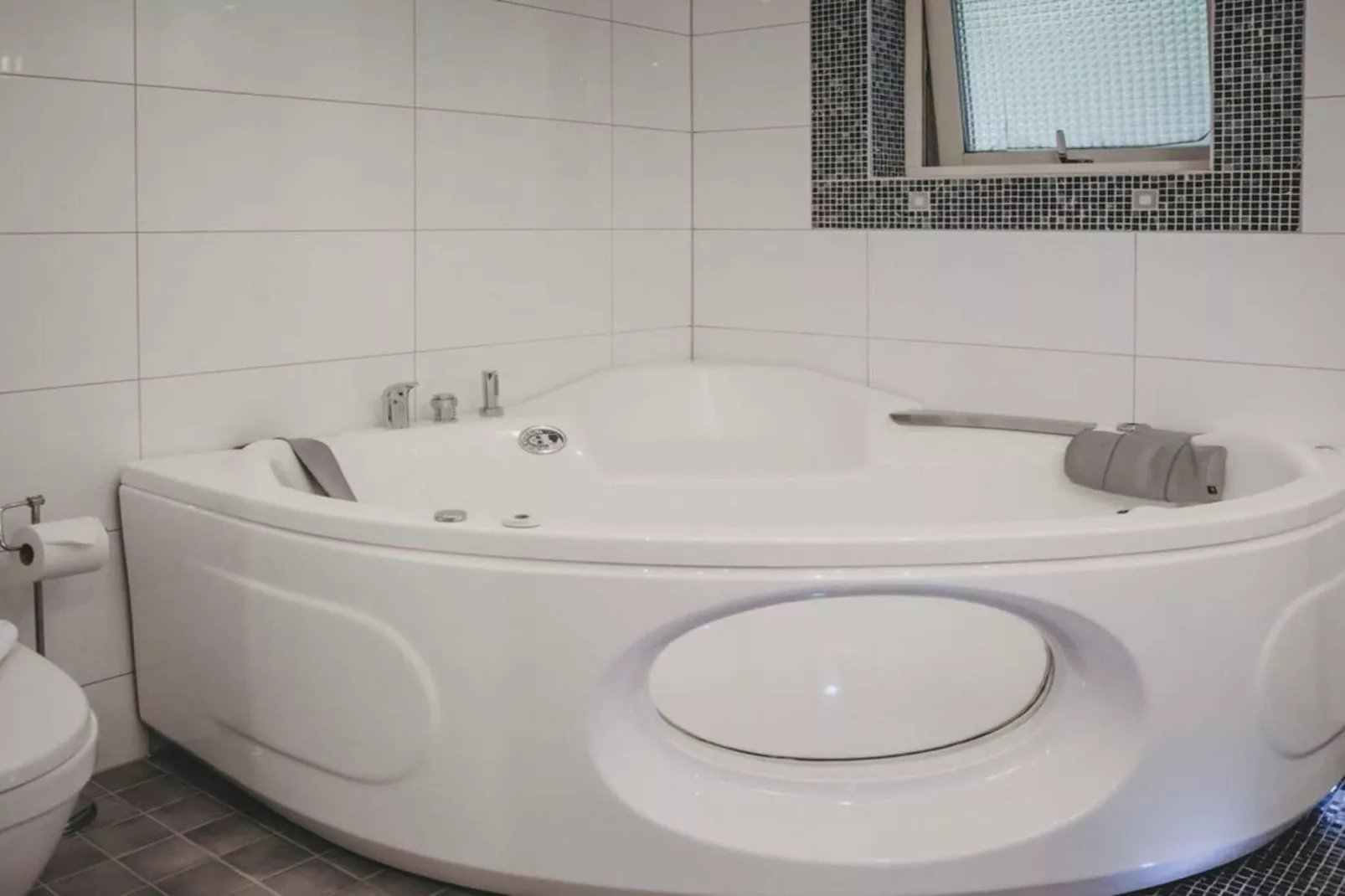 Nice Room with Free Breakfast, Spa Bath-Indoor