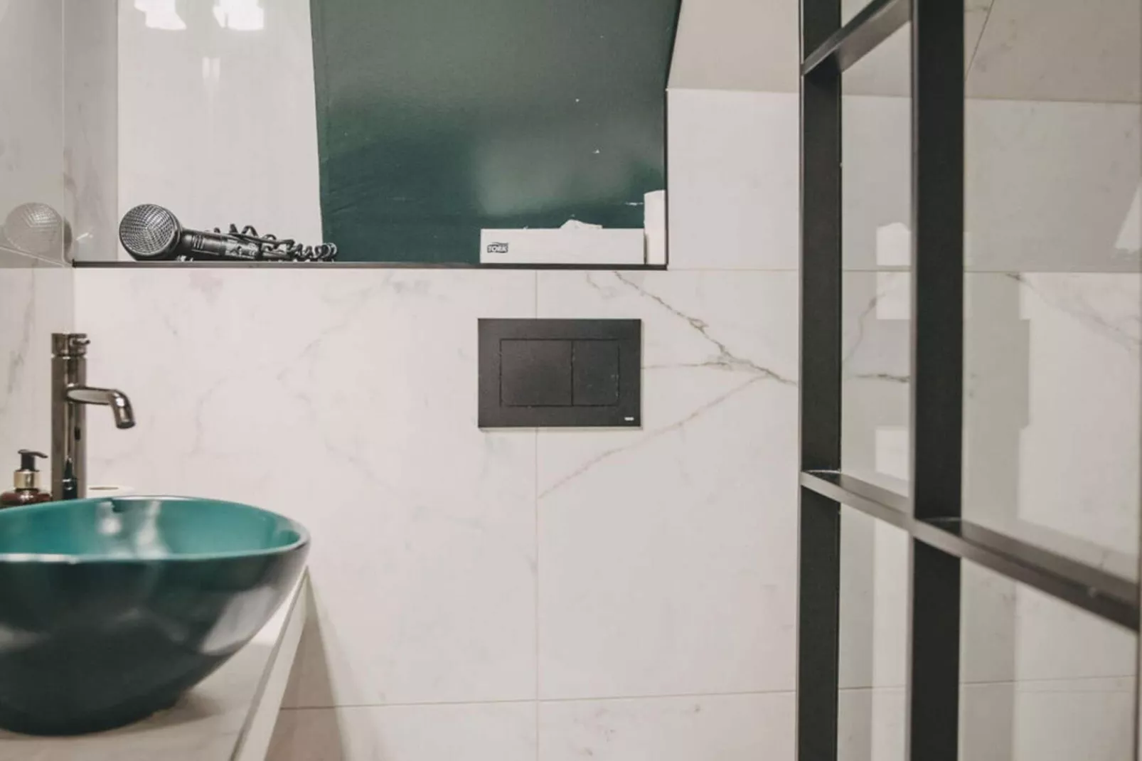 Snug hotel room with free breakfast-Indoor