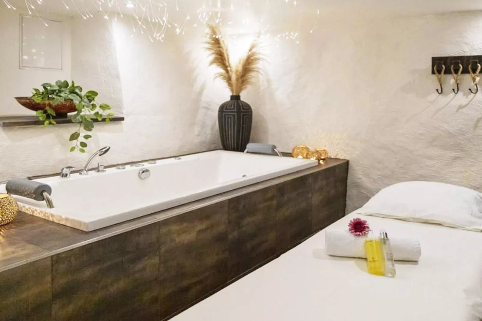 Snug hotel room with free breakfast-Indoor