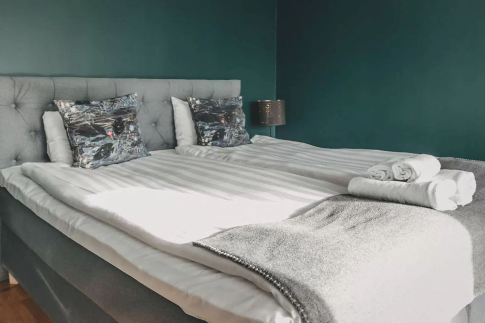 Einladendes Hotelzimmer mit kostenlosem Frühstück-Innen