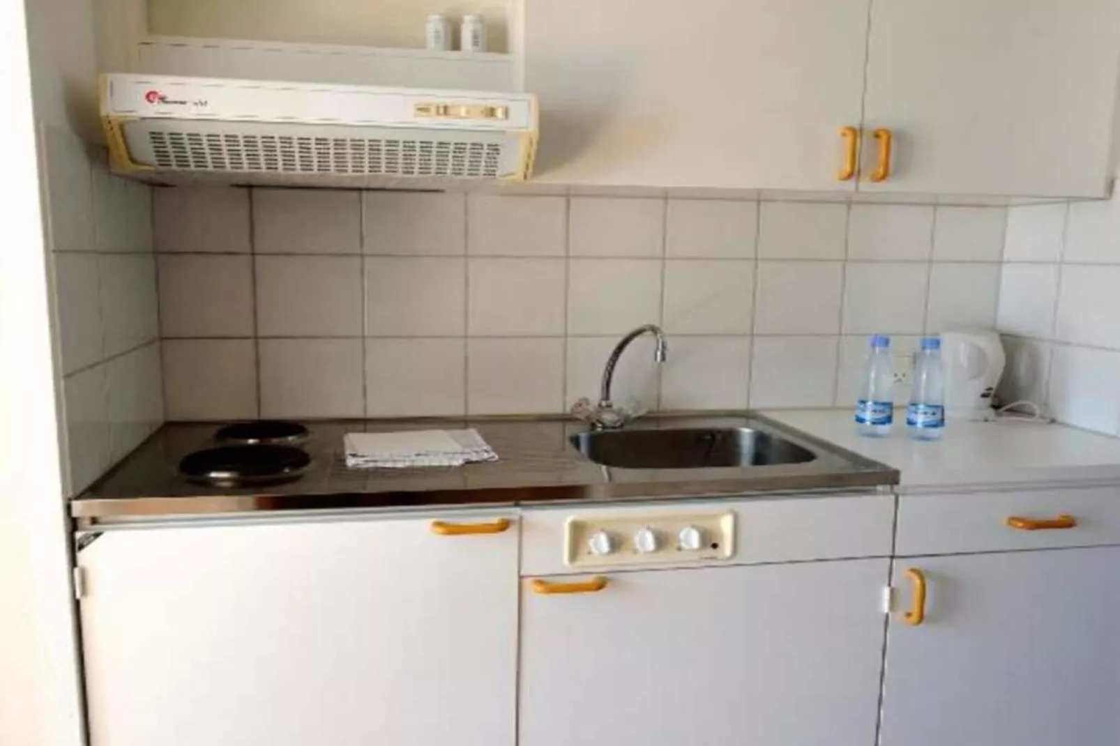 Moderne Wohnung mit Möbeln-Innen