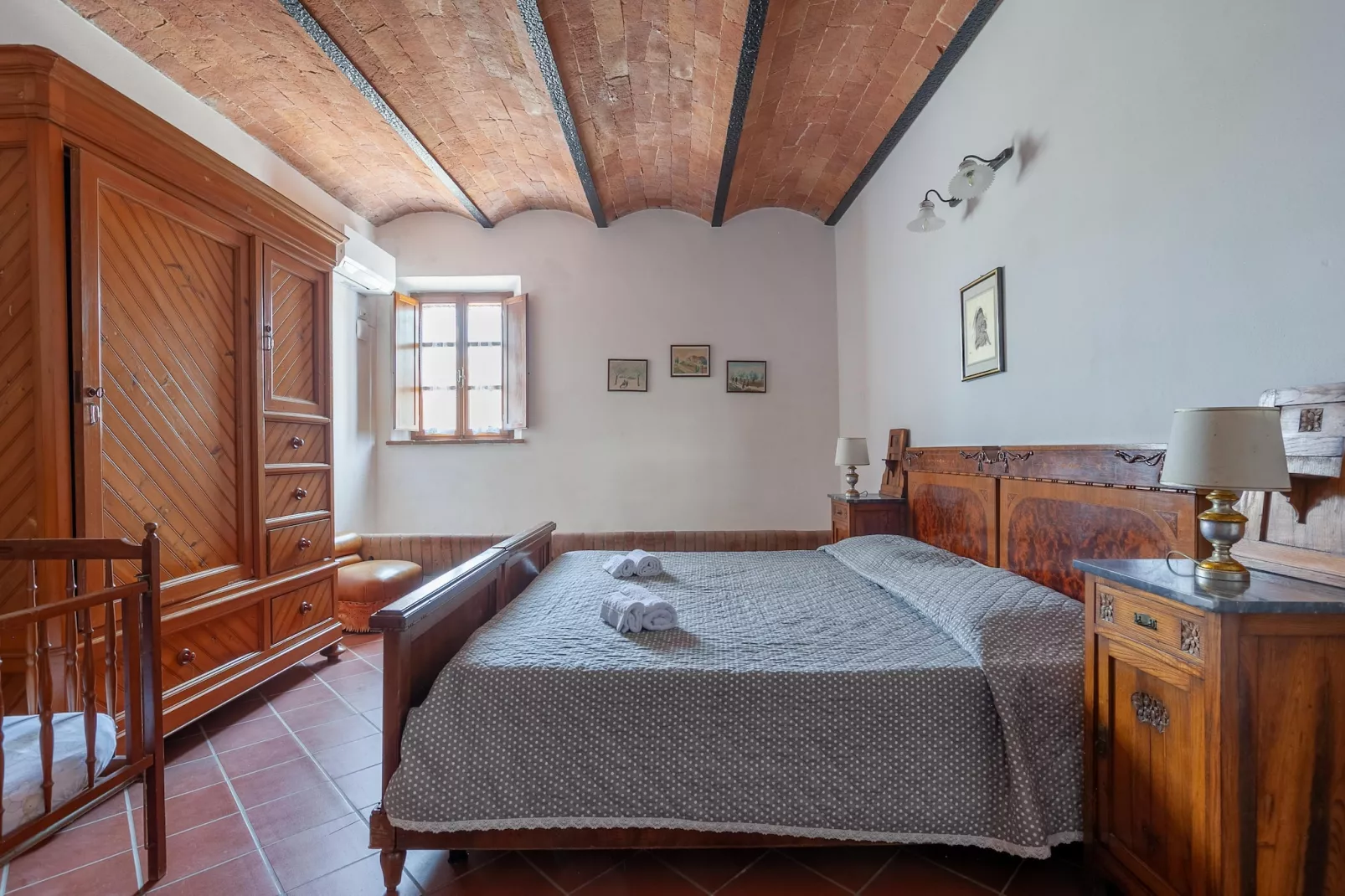 Rosa-Bedroom