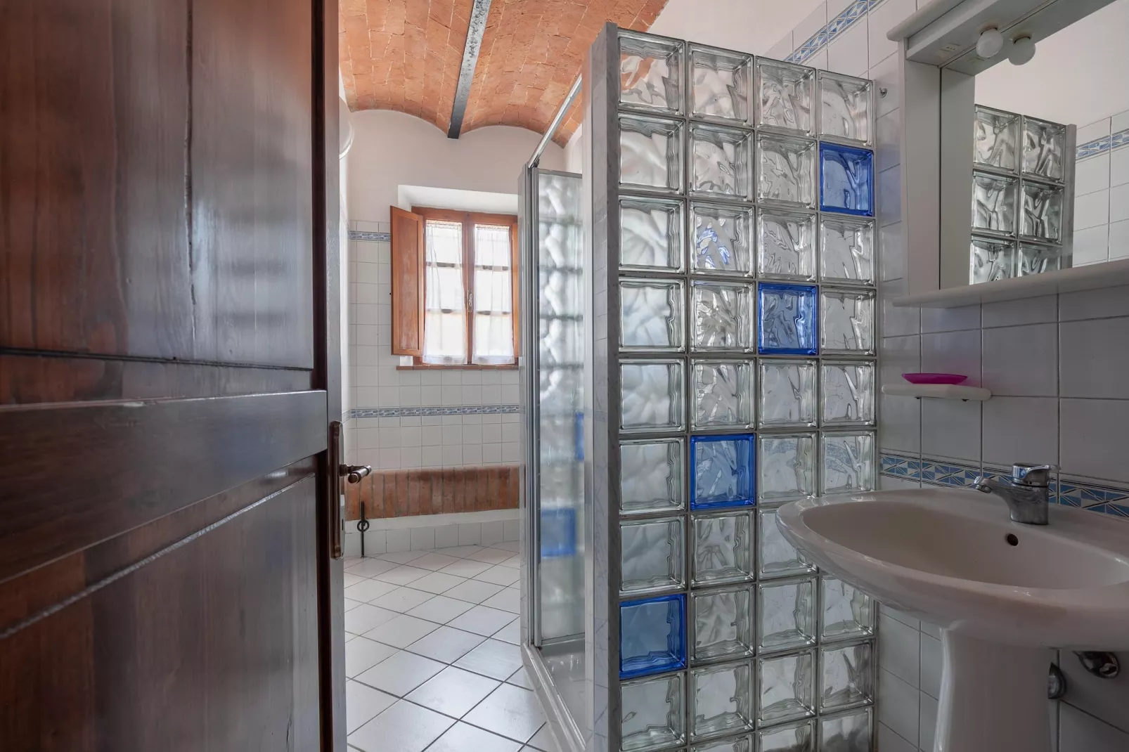 Rosa-Bathroom