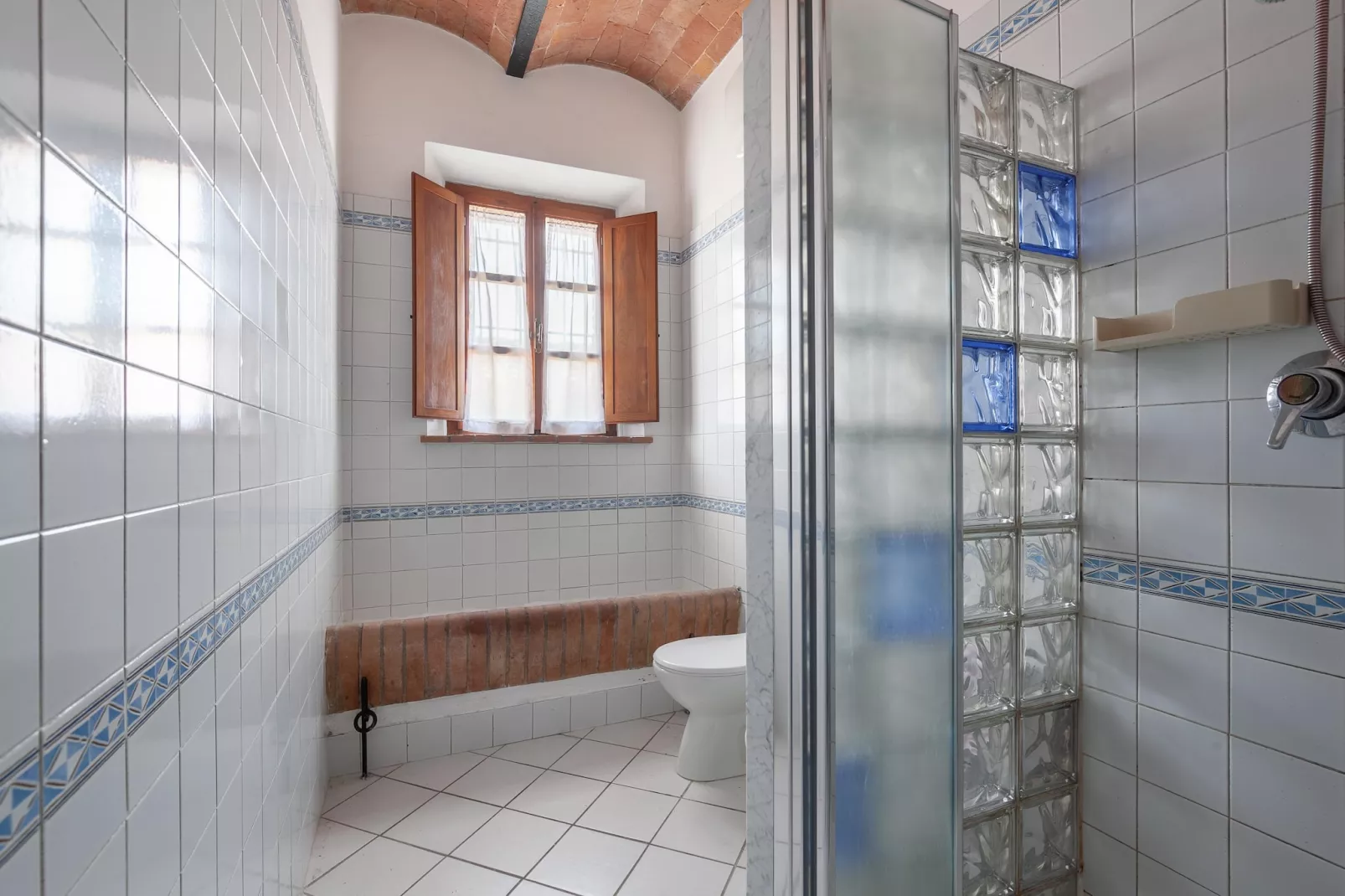 Rosa-Bathroom