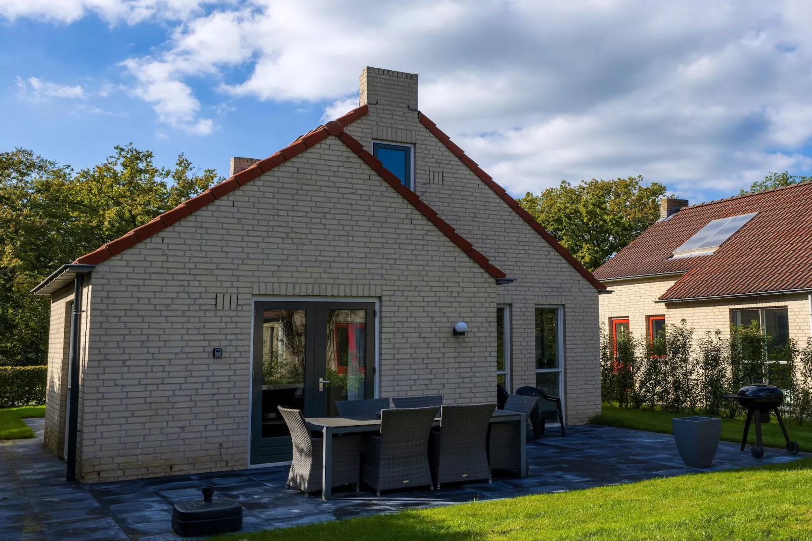 NR 44-Exterior summer