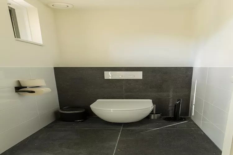 NR 44-Bathroom
