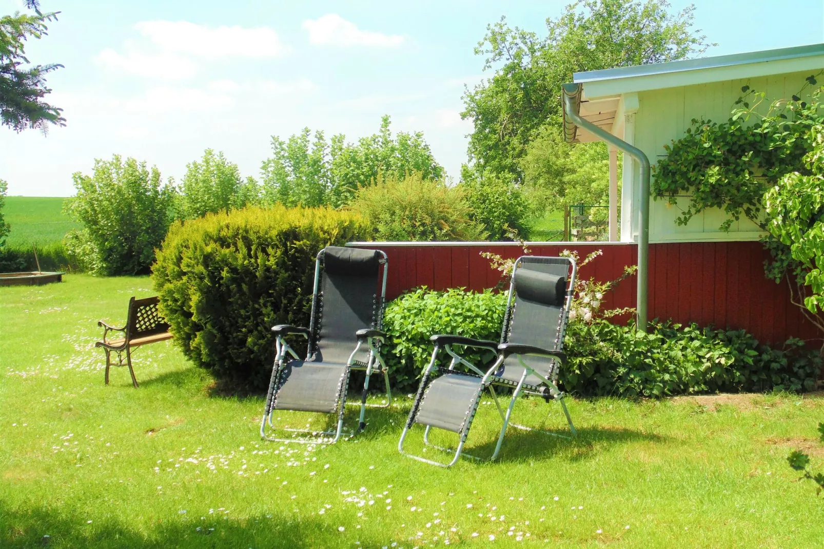 Landidyll im Gartenbungalow-Gardens summer