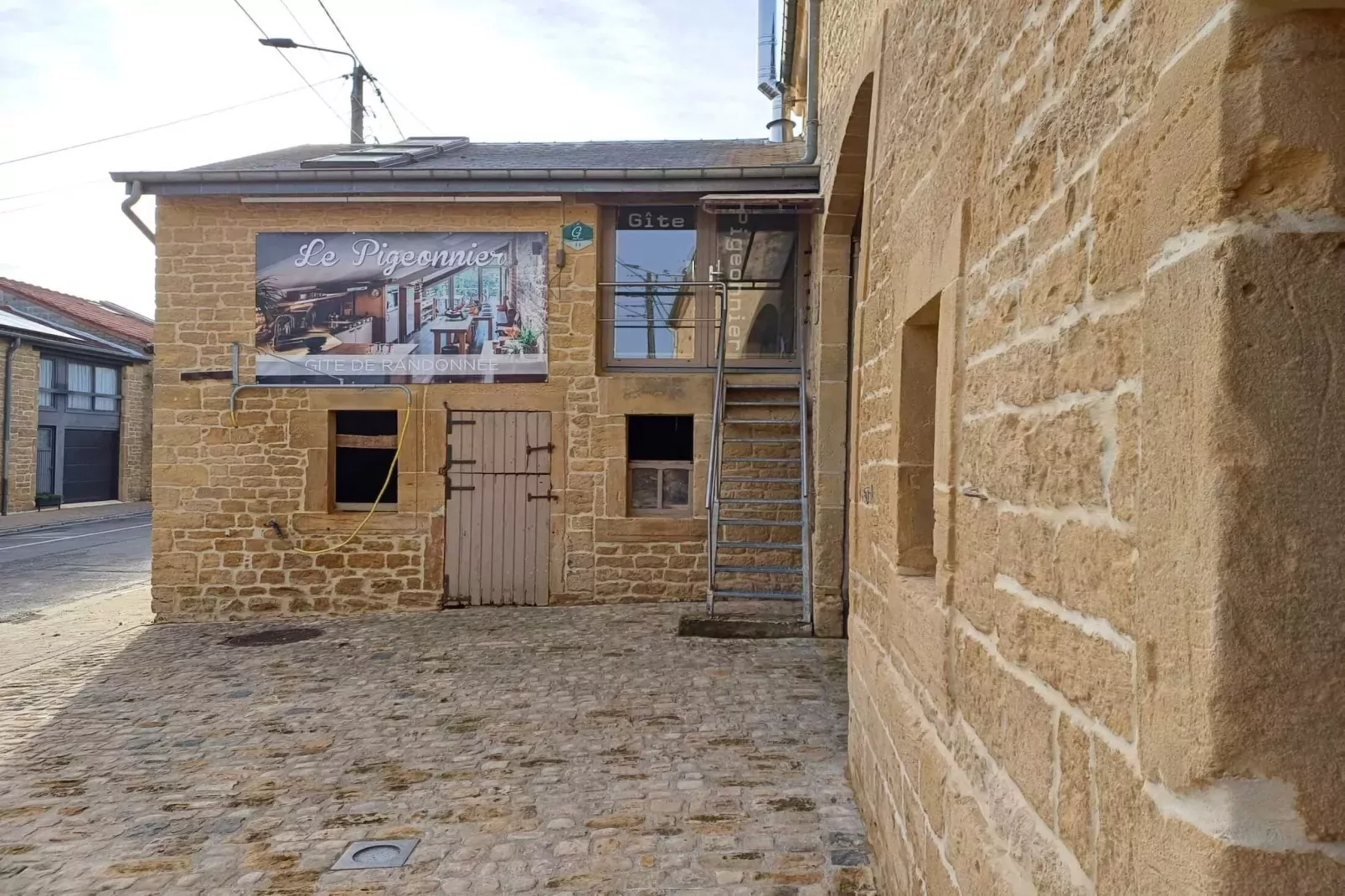 Le Pigeonnier-Exterior summer