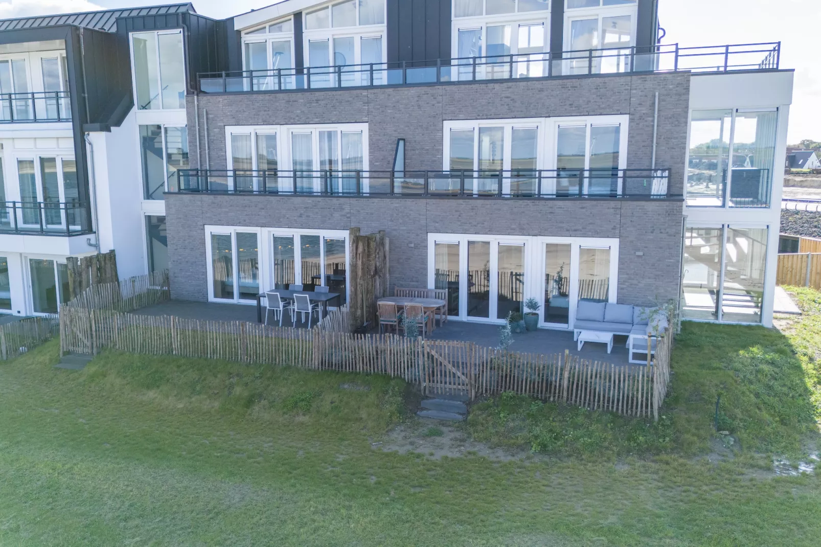 Luxe appartement Vista Maris 'Somaris' - Havenweg 8-50  Sint-Annaland-Außenbereich Sommer