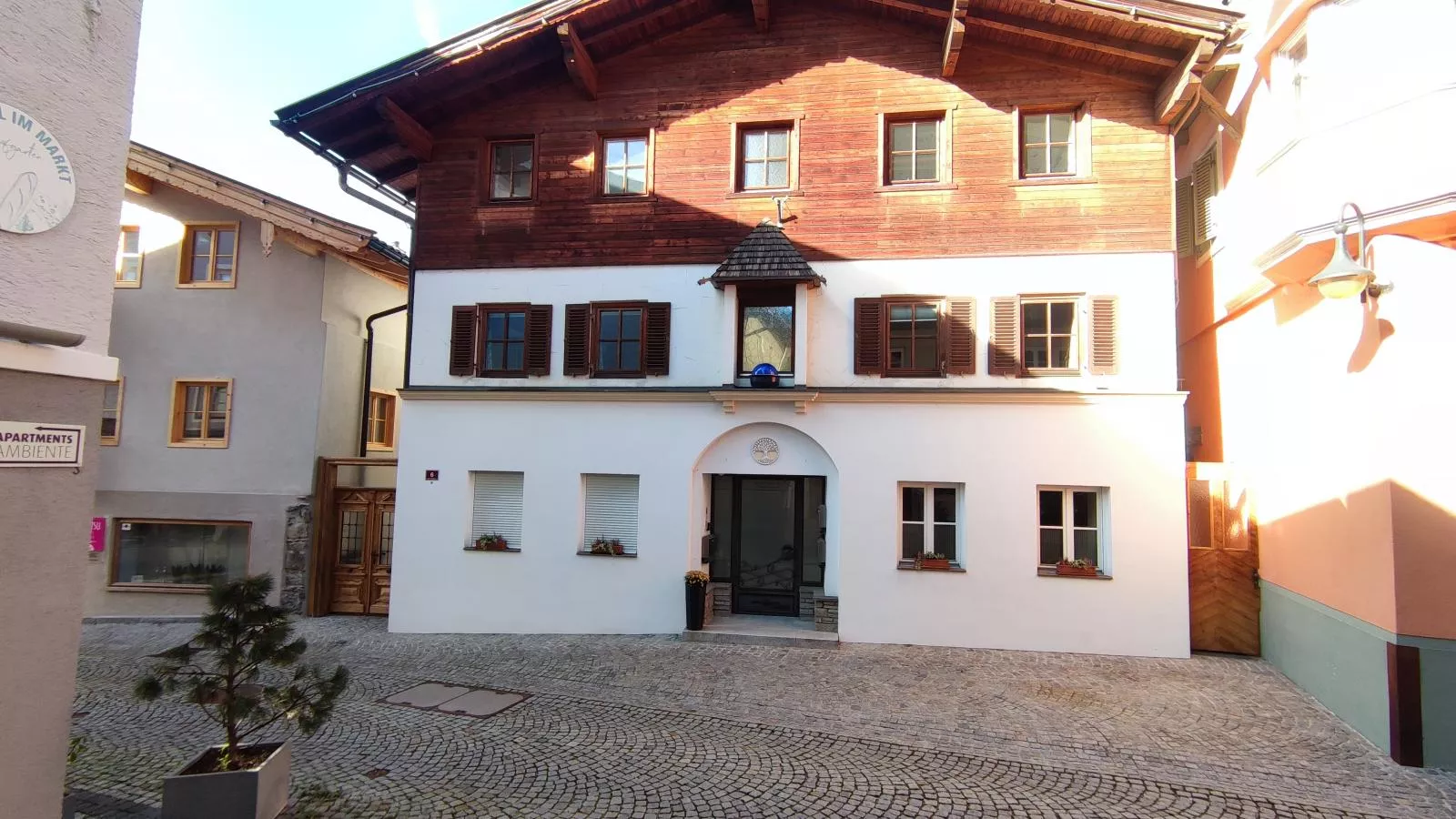 Schmalzgasse-Exterior summer
