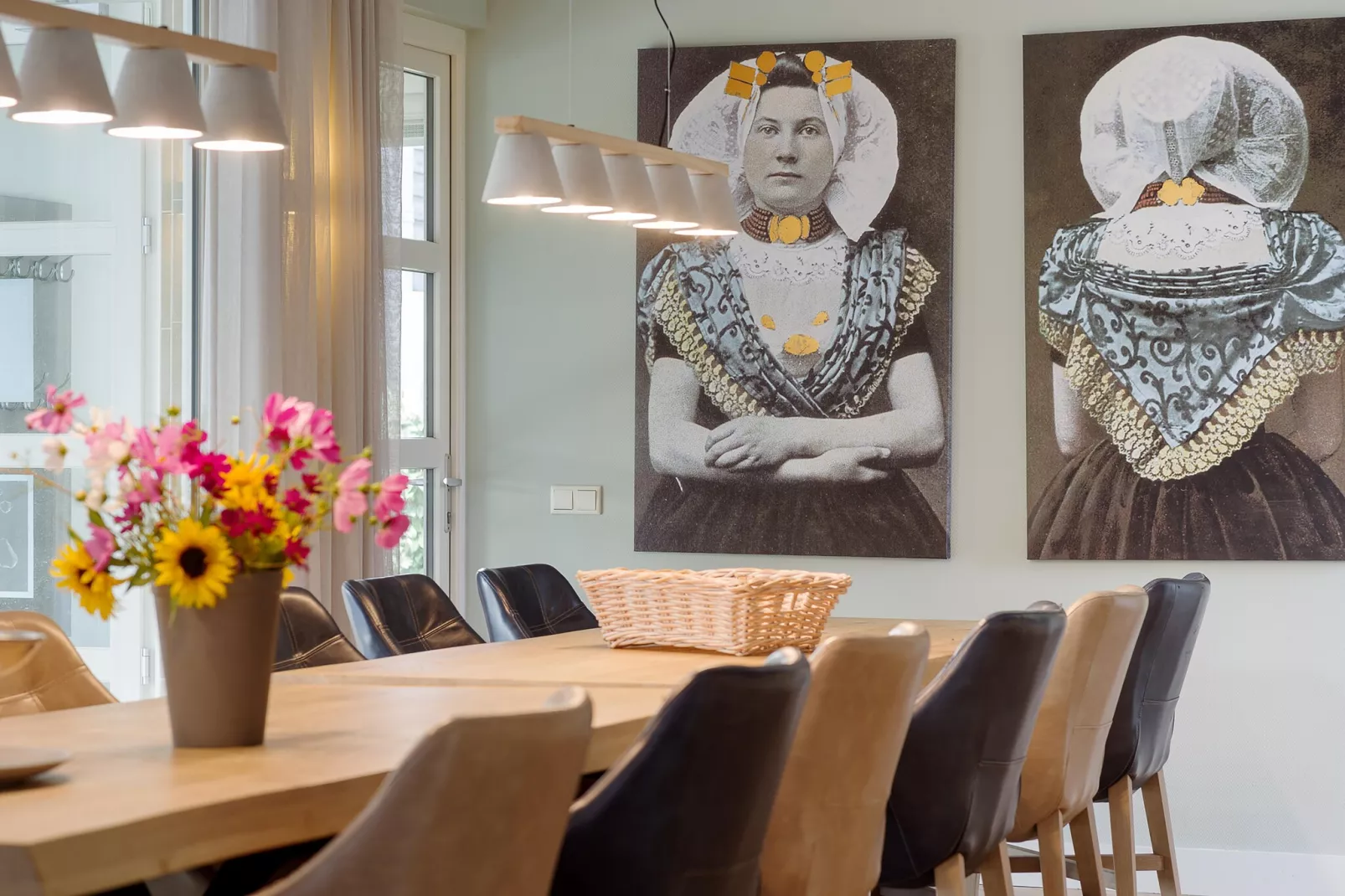 Luxe Beveland met Zwembad-Dining room