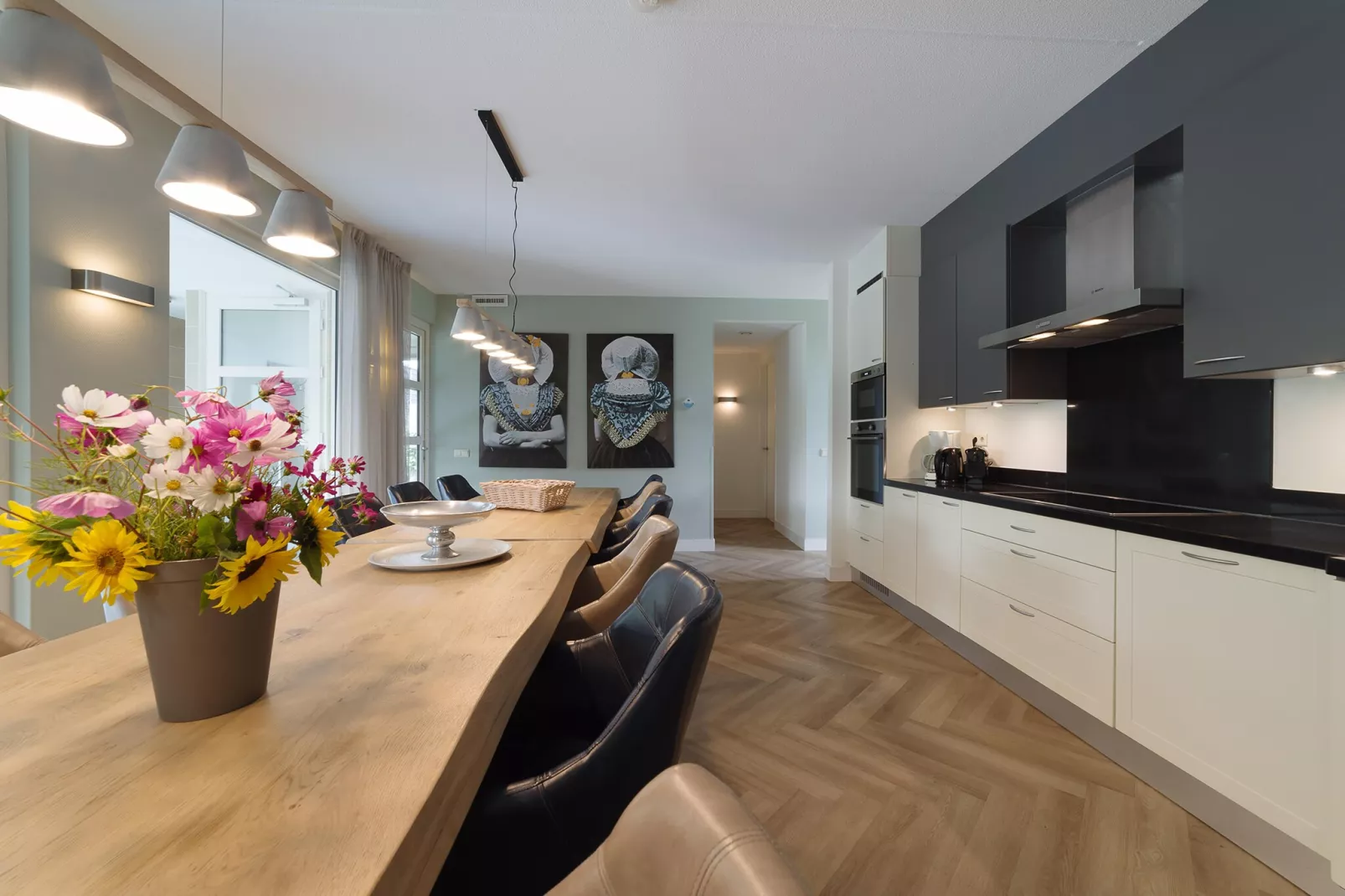 Luxe Beveland met Zwembad-Dining room