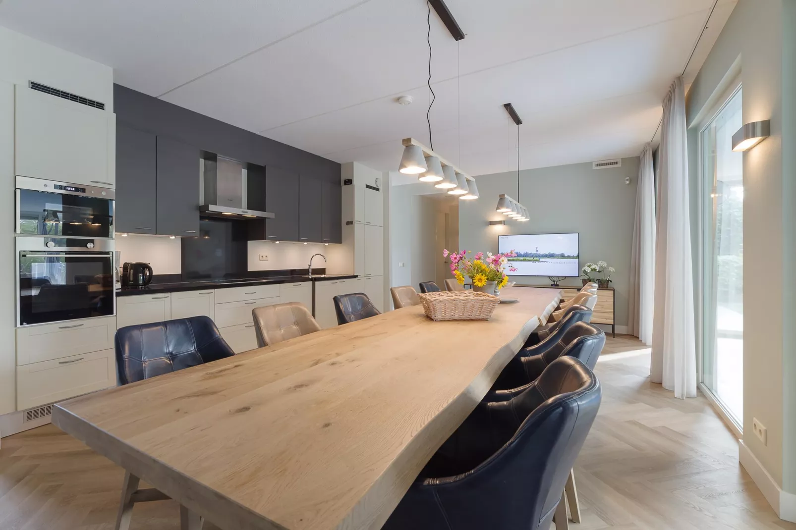 Luxe Beveland met Zwembad-Dining room