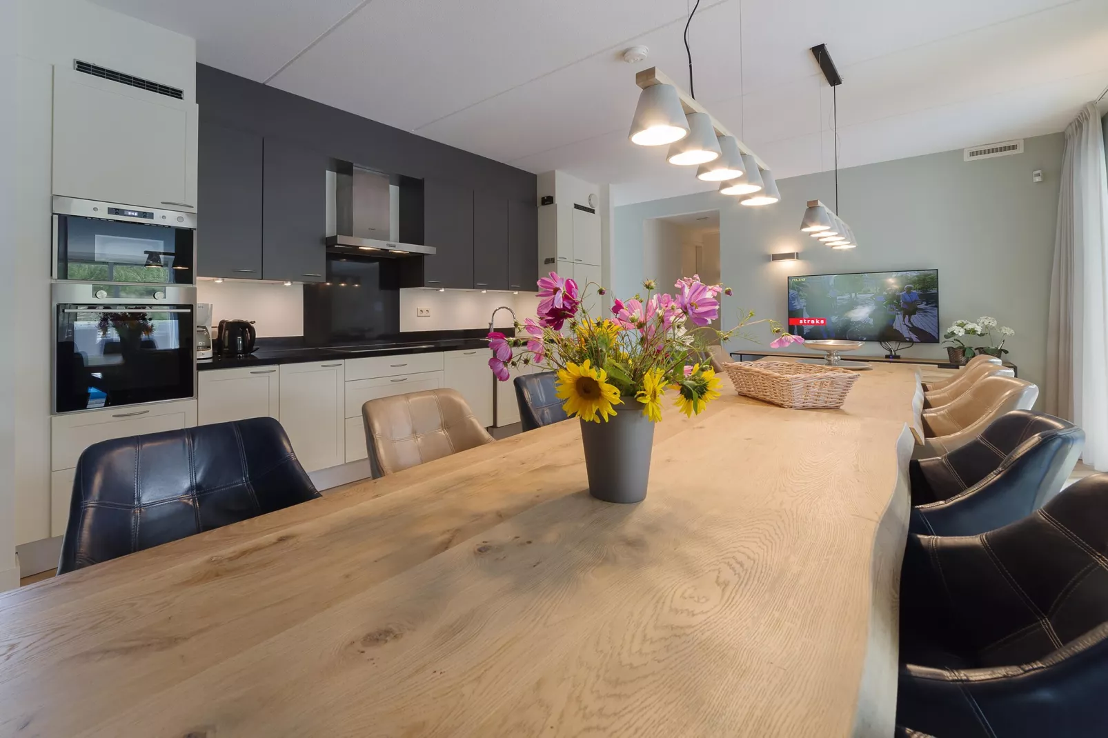 Luxe Beveland met Zwembad-Kitchen