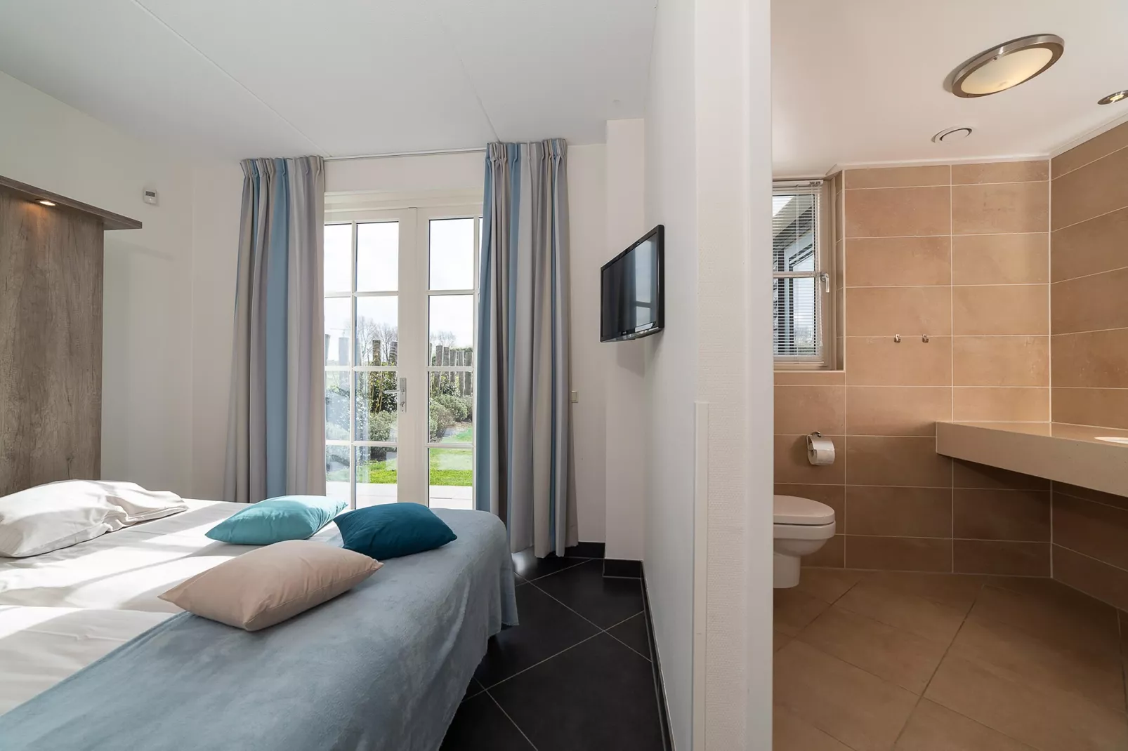 Luxe Beveland met Zwembad-Bedroom