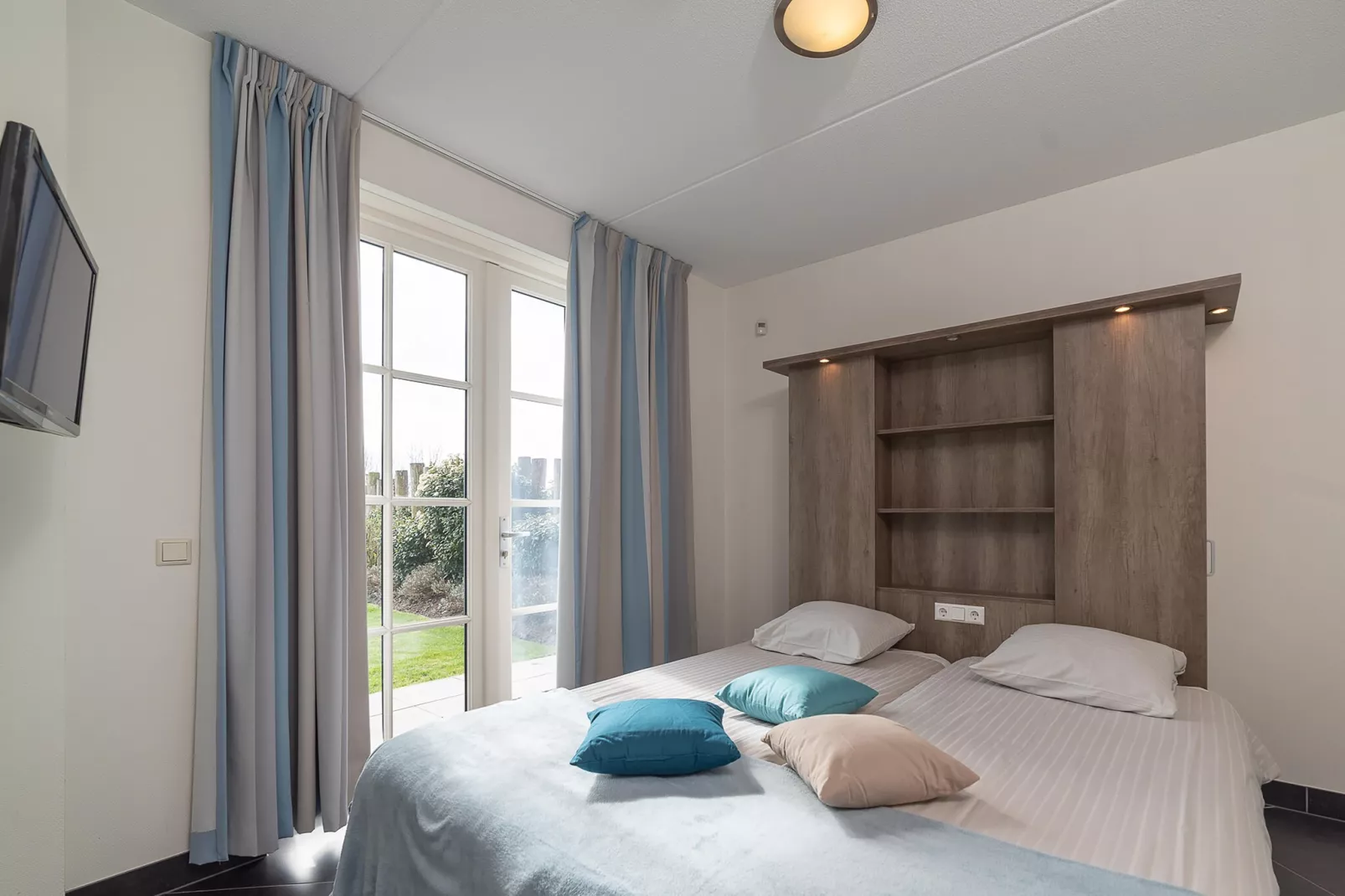 Luxe Beveland met Zwembad-Bedroom