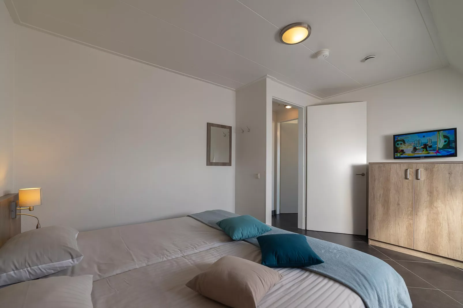 Luxe Beveland met Zwembad-Bedroom