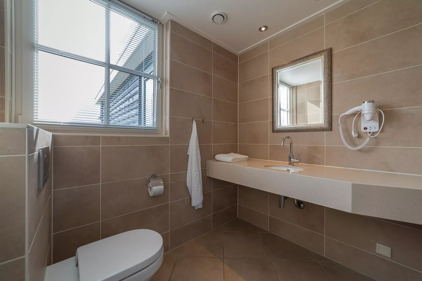 Luxe Beveland met Zwembad-Bathroom