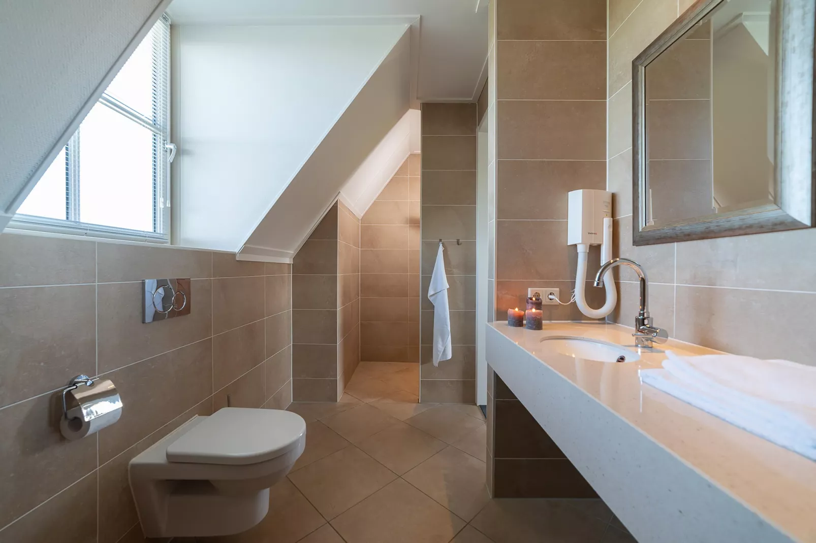 Luxe Beveland met Zwembad-Bathroom