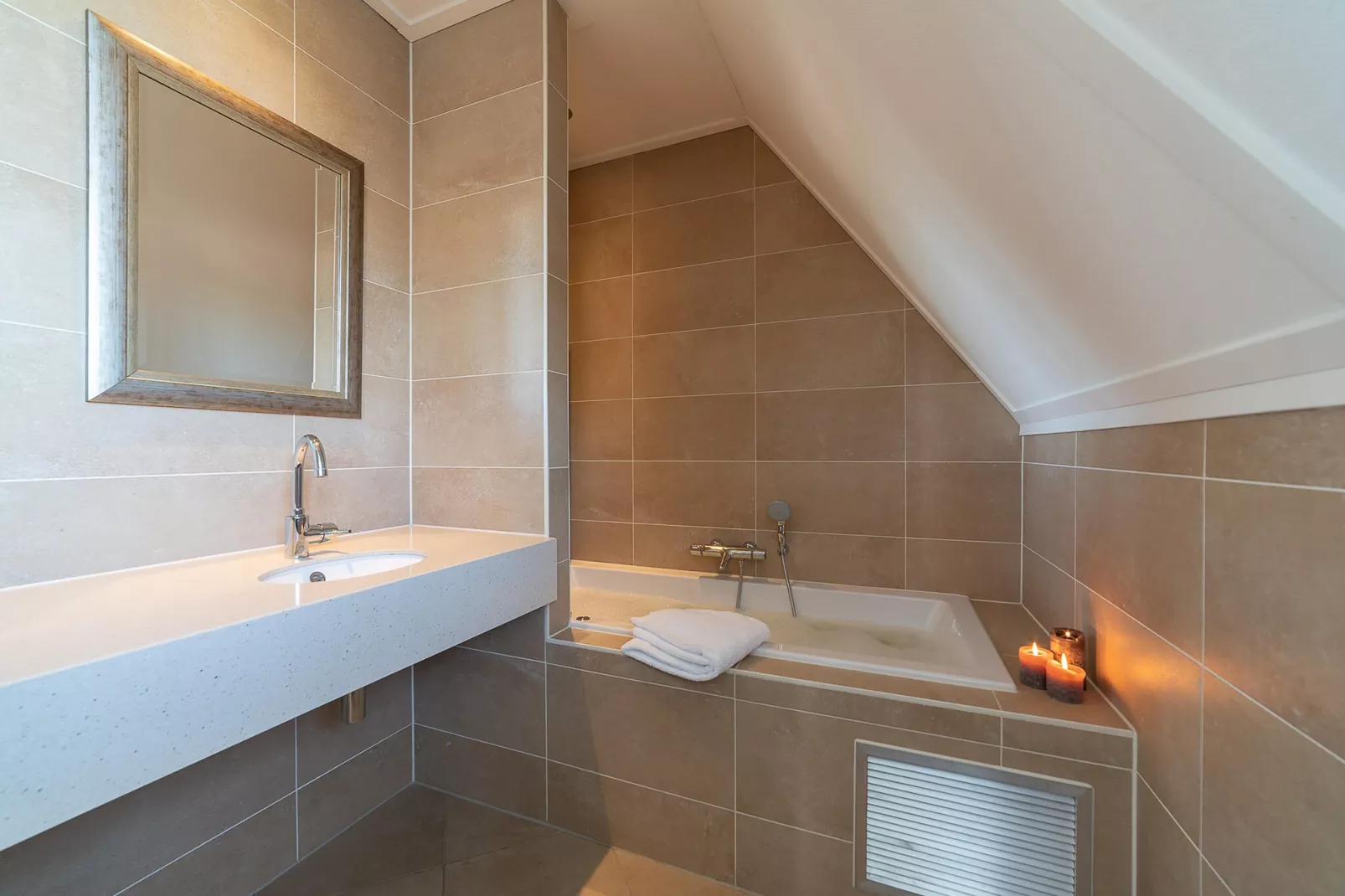 Luxe Beveland met Zwembad-Bathroom