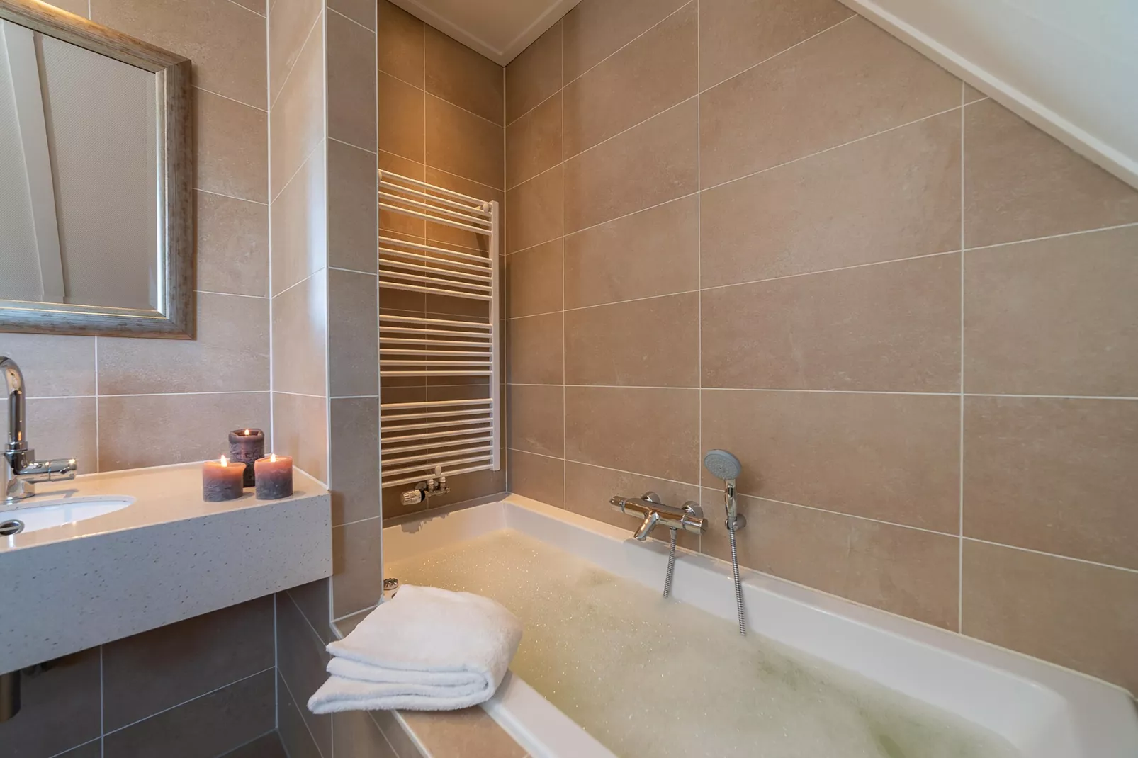 Luxe Beveland met Zwembad-Bathroom