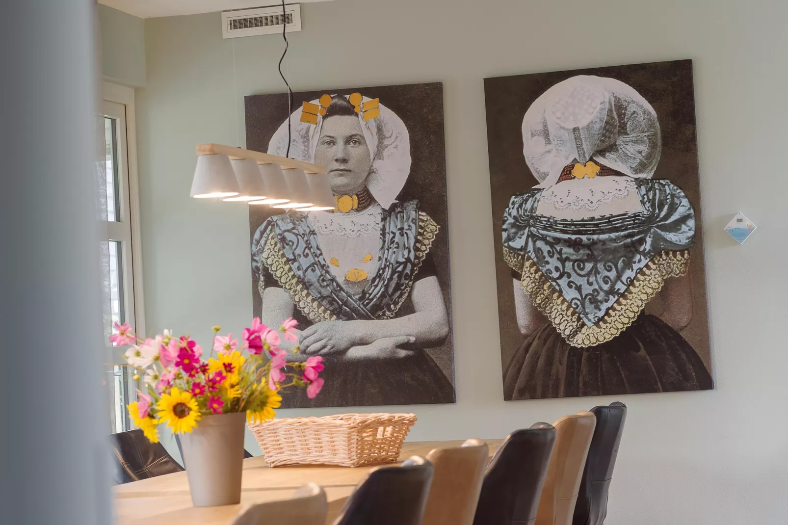 Luxe Beveland met zwembad  sauna-Dining room