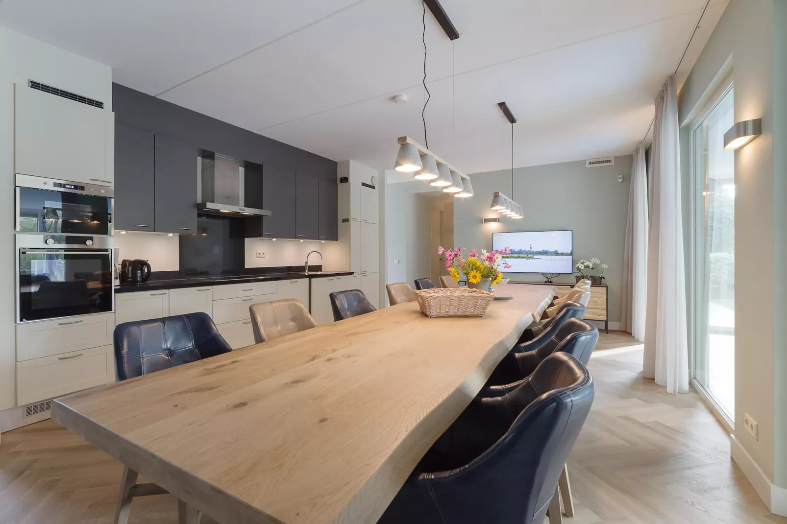 Luxe Beveland met zwembad  sauna-Kitchen