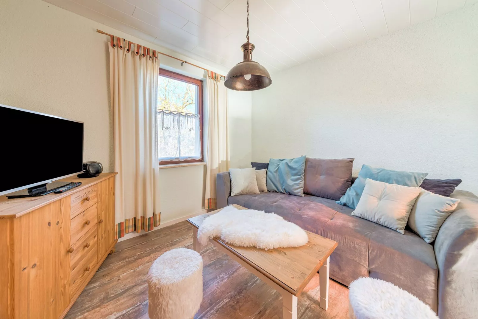 Holiday flat in Güntersberge near the lake-Living room