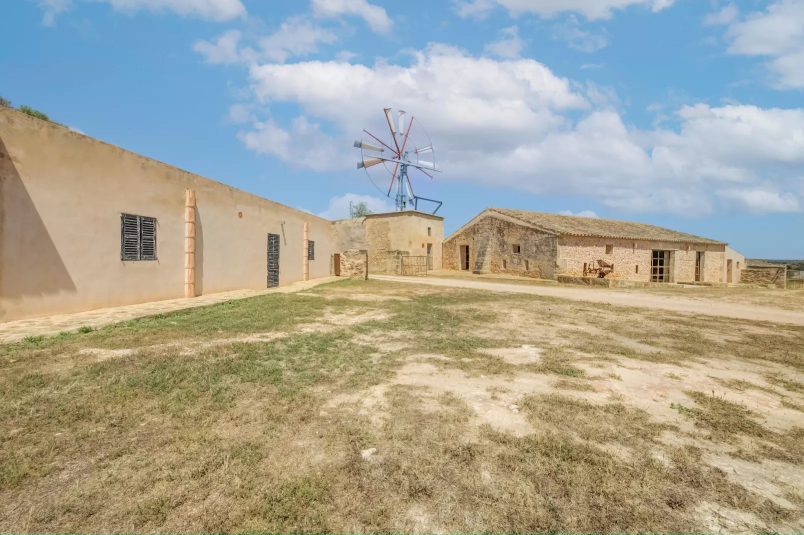 El Taller-Exterior summer