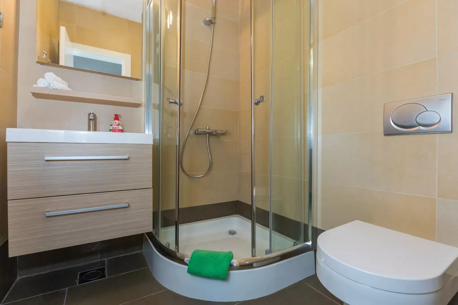 City Holiday Apartment - One Bedroom Apartment with Terrace-Bathroom